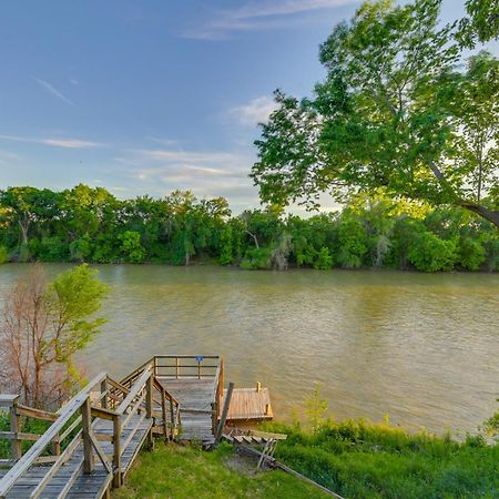 Rustic River Cabin With Dock And Covered Deck! Apartment Waco Exterior photo