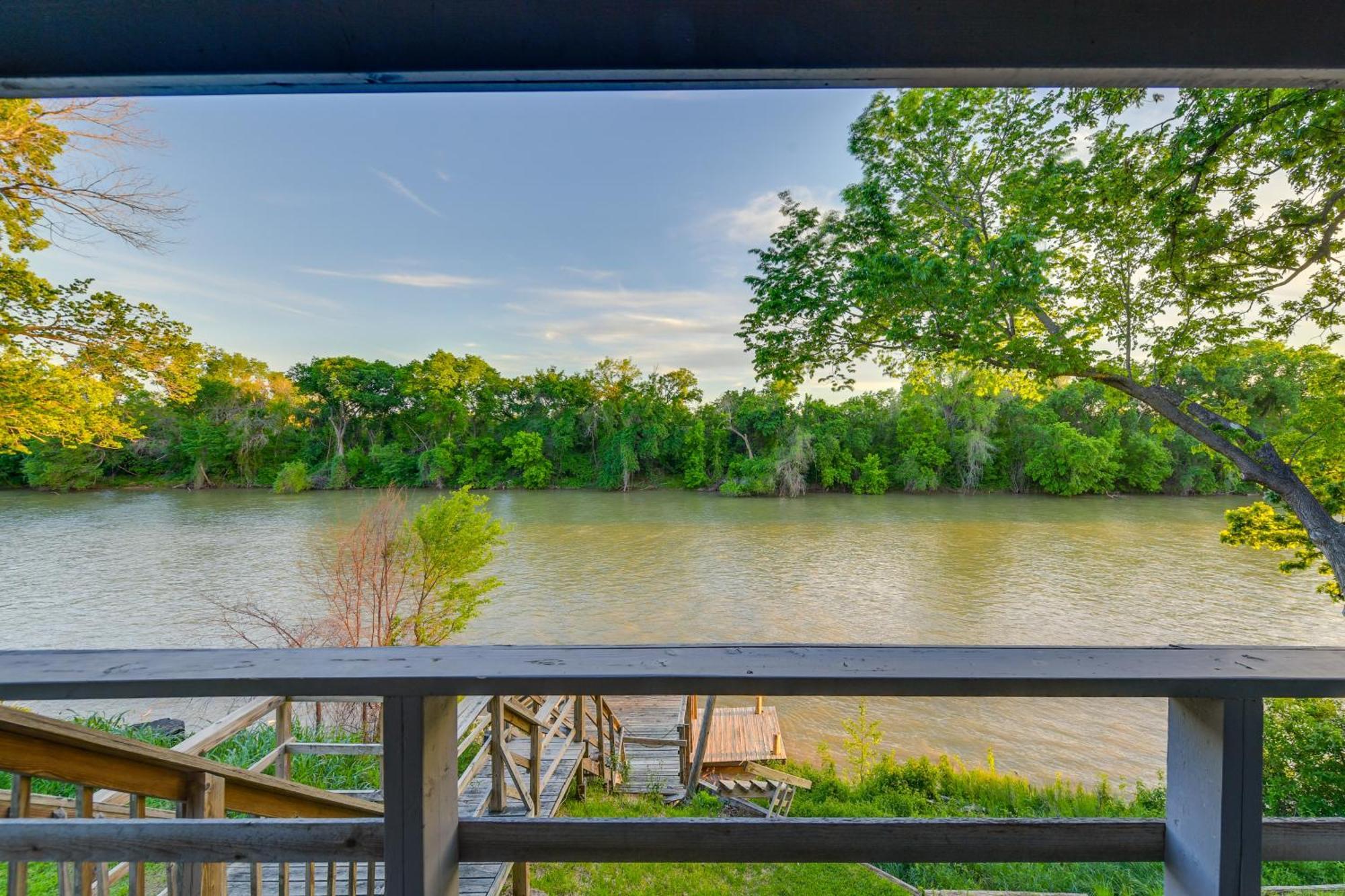 Rustic River Cabin With Dock And Covered Deck! Apartment Waco Exterior photo