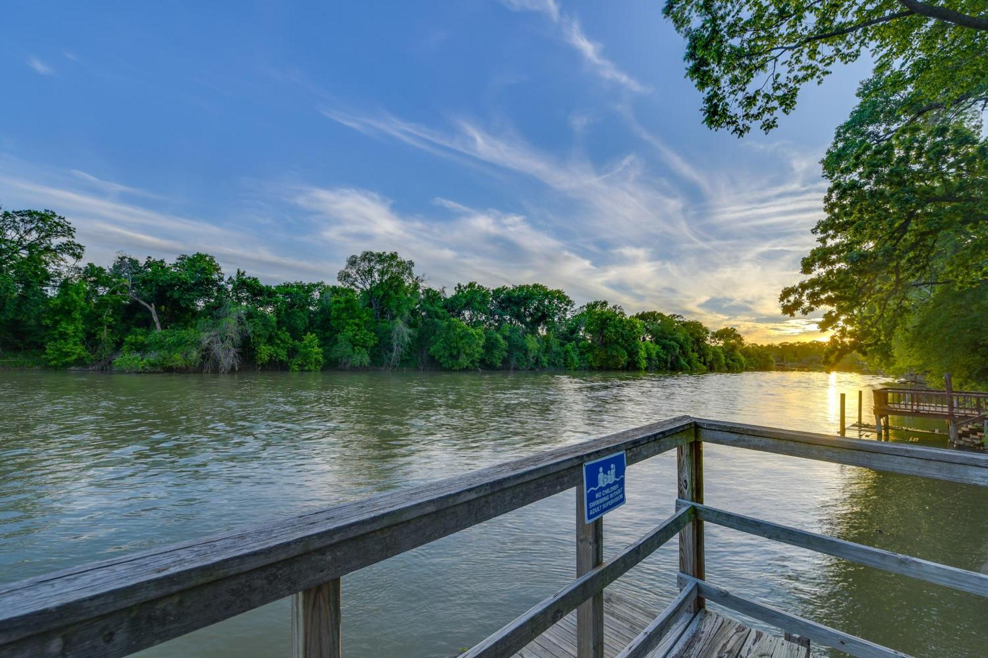 Rustic River Cabin With Dock And Covered Deck! Apartment Waco Exterior photo