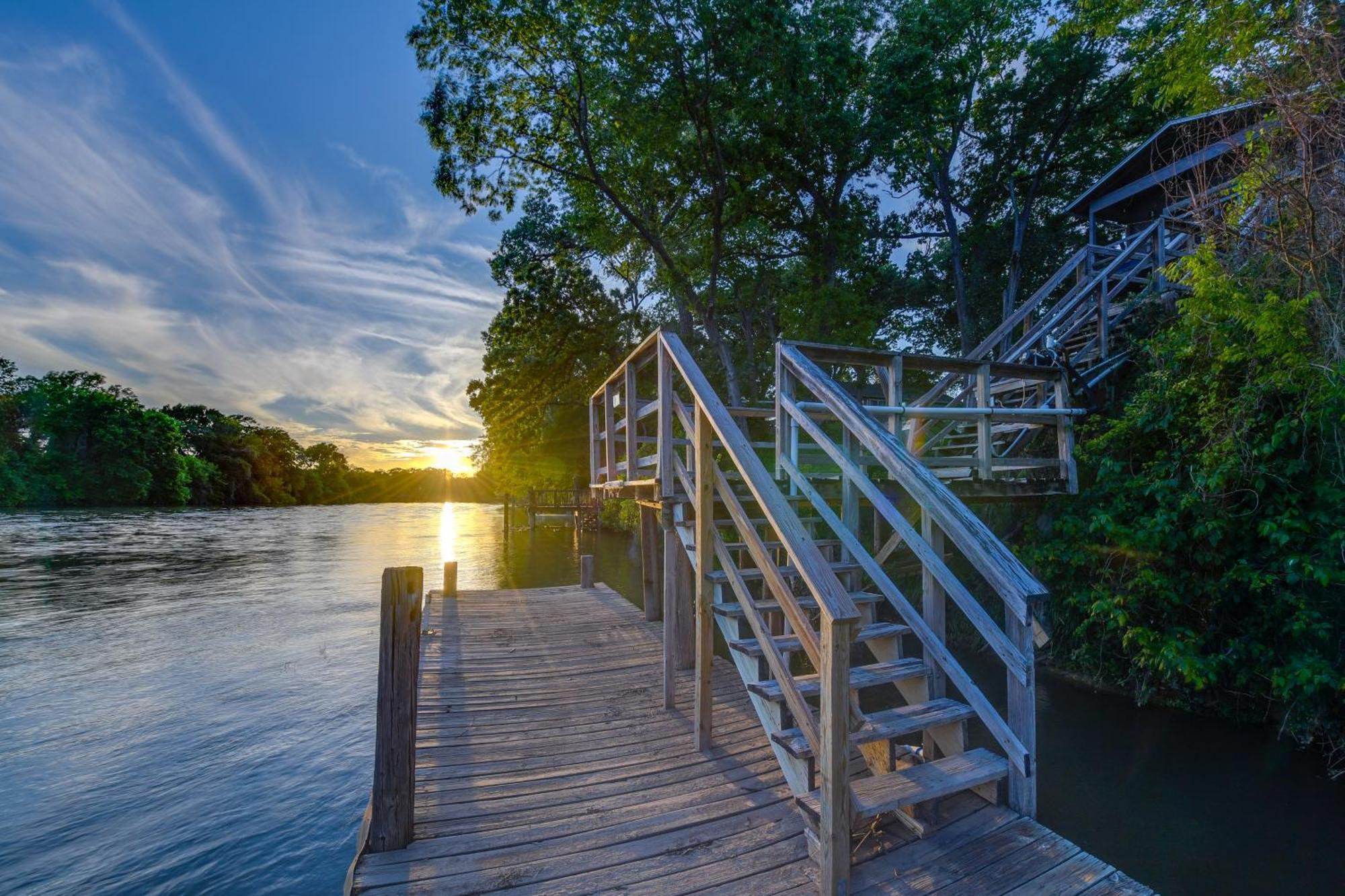 Rustic River Cabin With Dock And Covered Deck! Apartment Waco Exterior photo