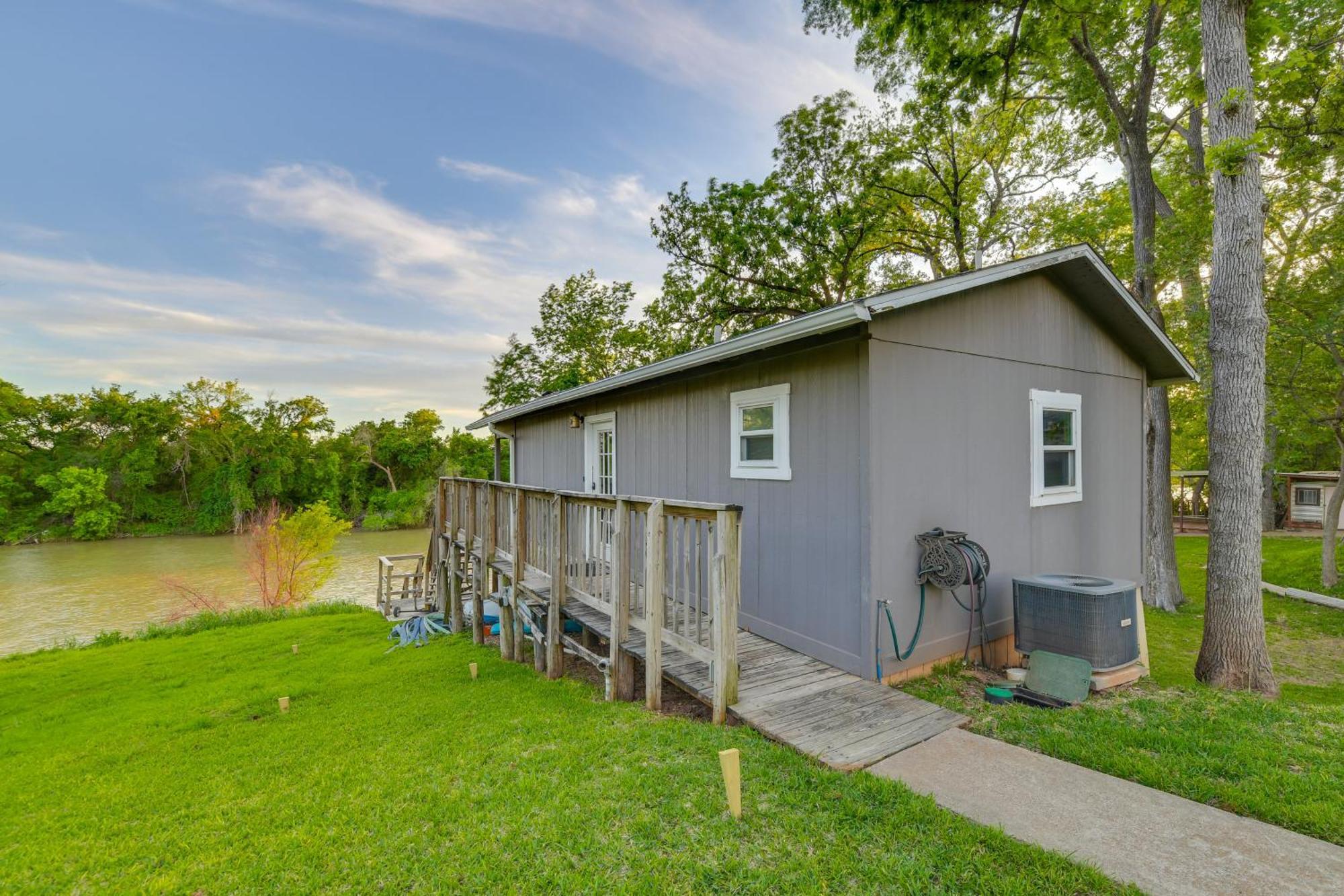 Rustic River Cabin With Dock And Covered Deck! Apartment Waco Exterior photo