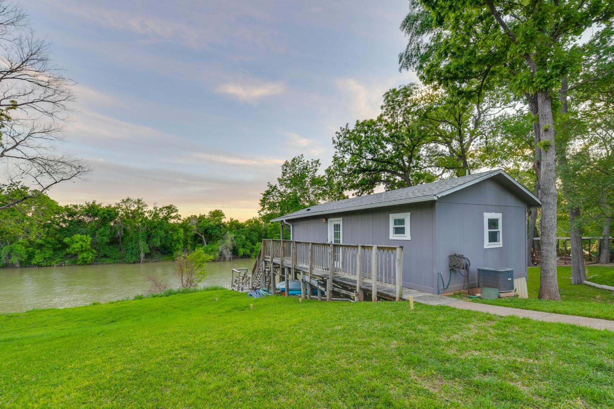 Rustic River Cabin With Dock And Covered Deck! Apartment Waco Exterior photo