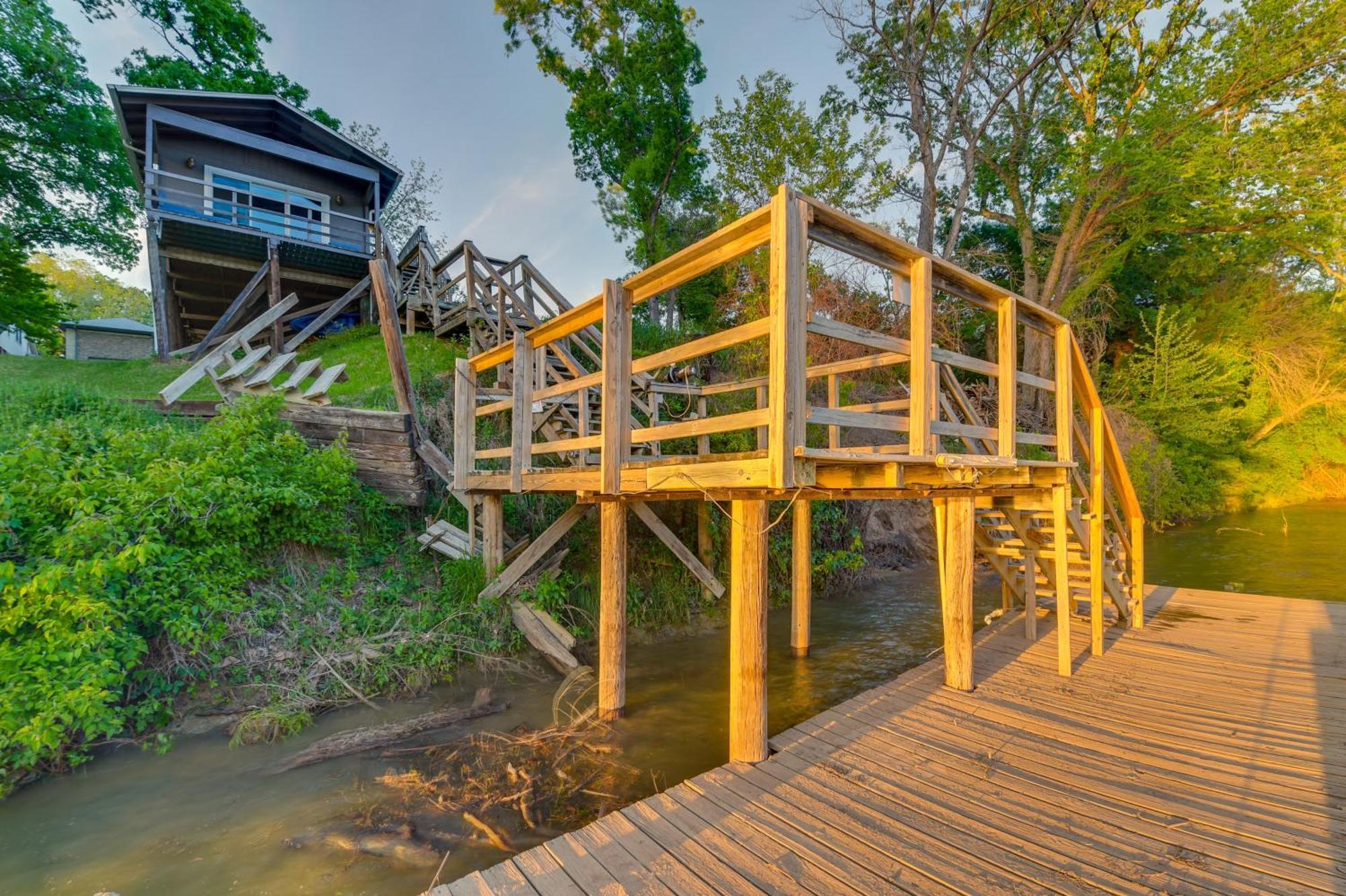 Rustic River Cabin With Dock And Covered Deck! Apartment Waco Exterior photo