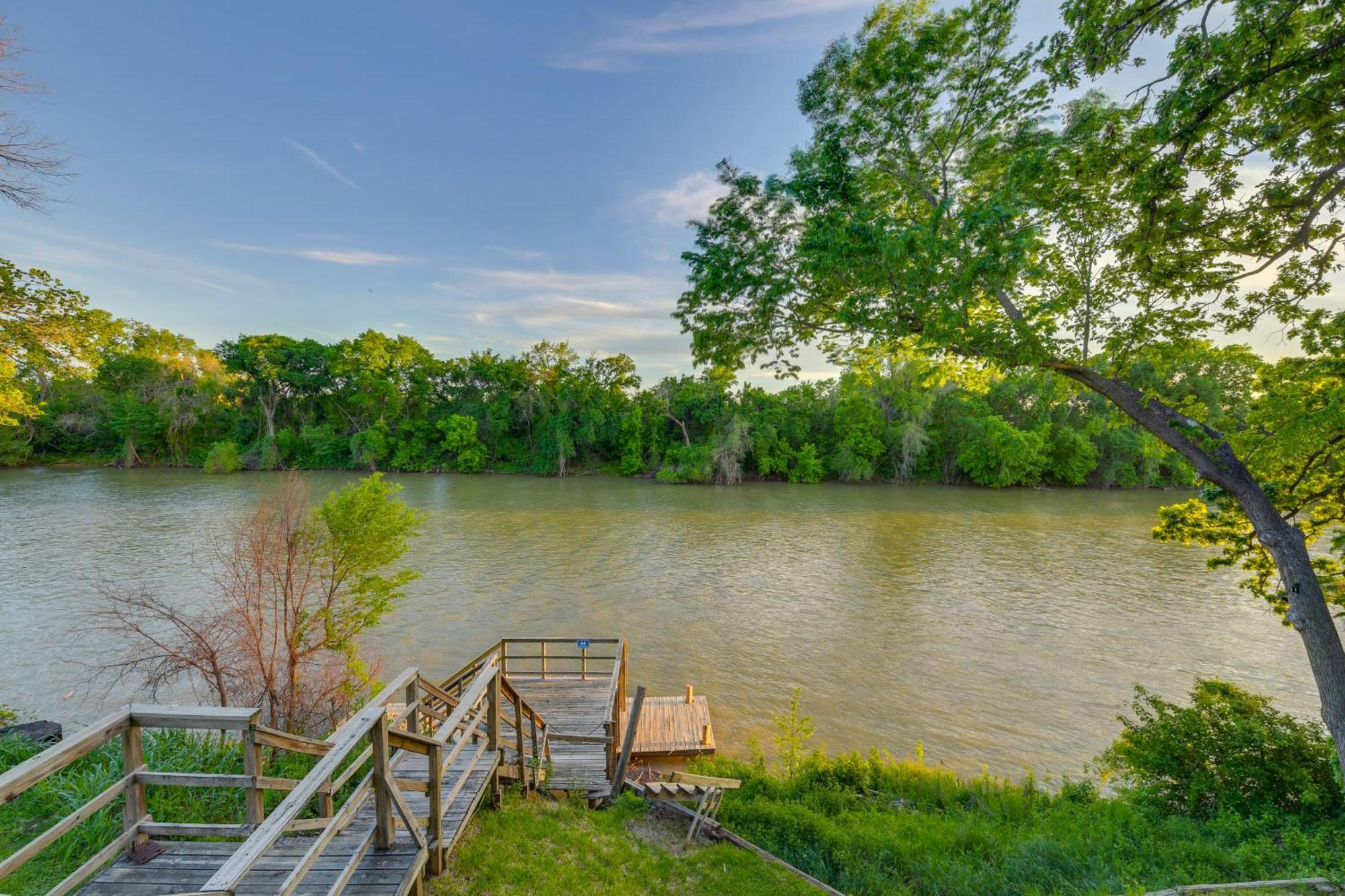 Rustic River Cabin With Dock And Covered Deck! Apartment Waco Exterior photo