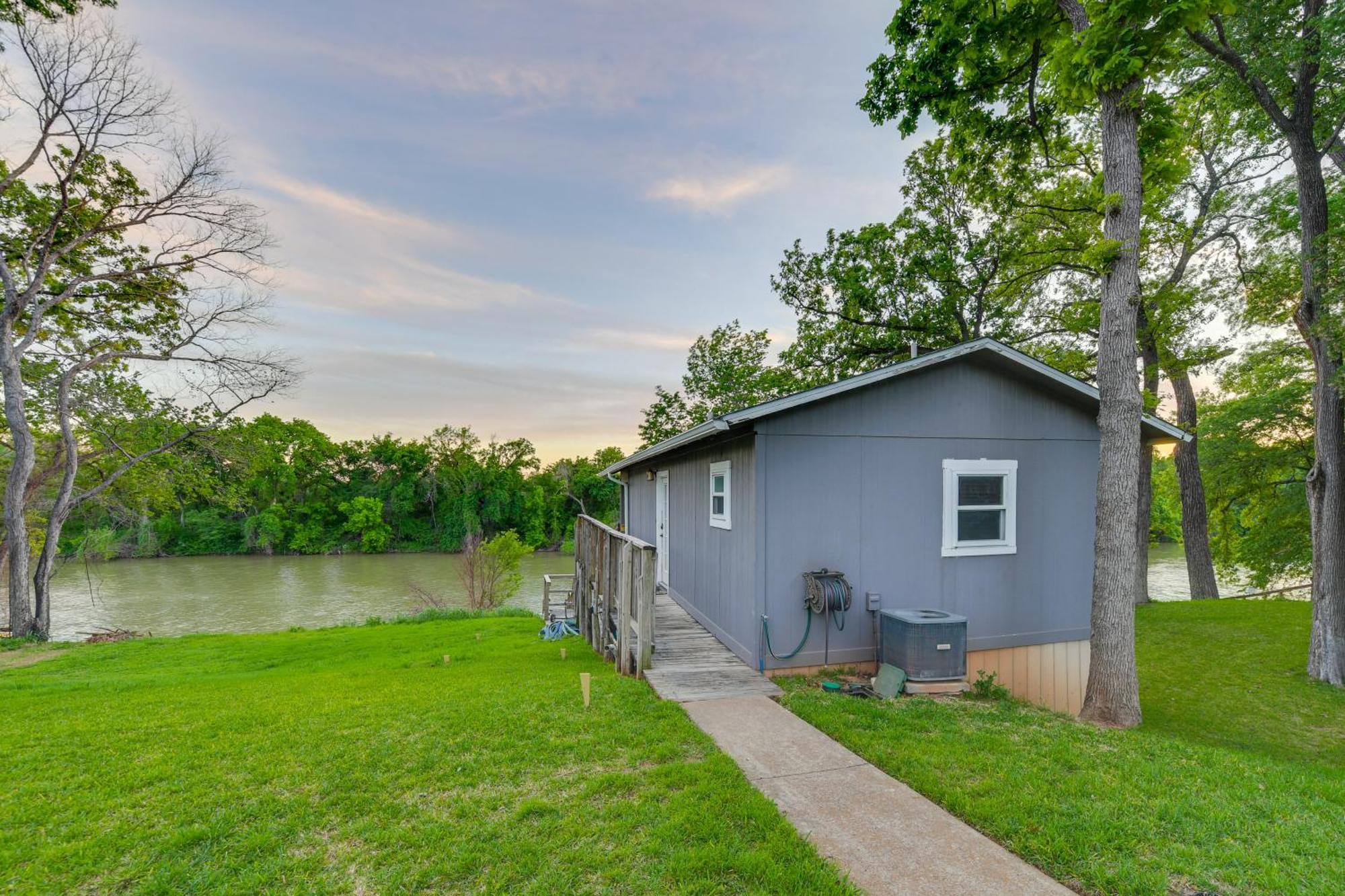 Rustic River Cabin With Dock And Covered Deck! Apartment Waco Exterior photo